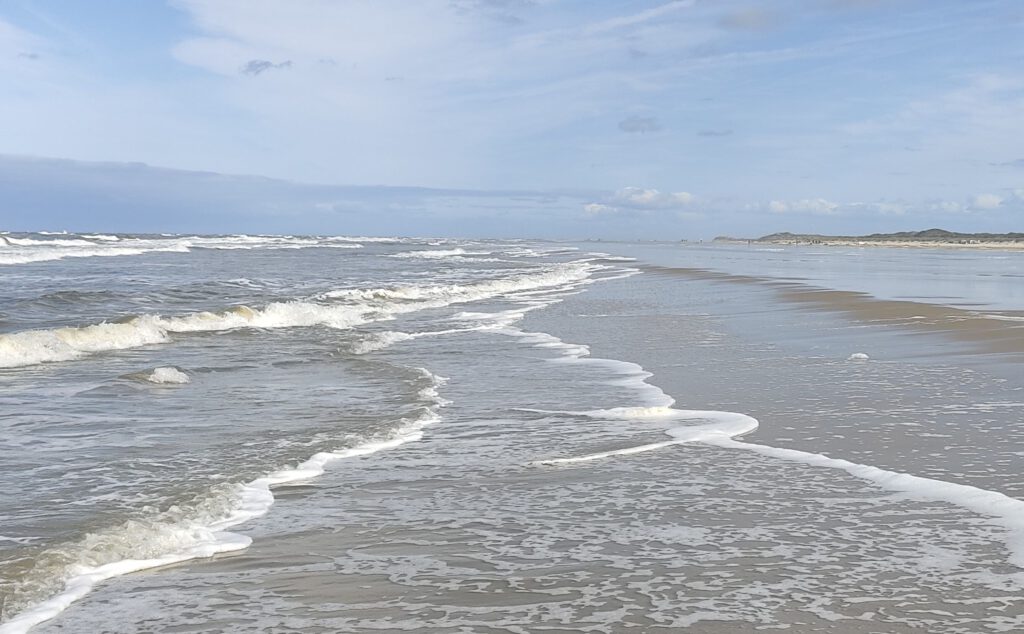 Weiter Strand mit Meer